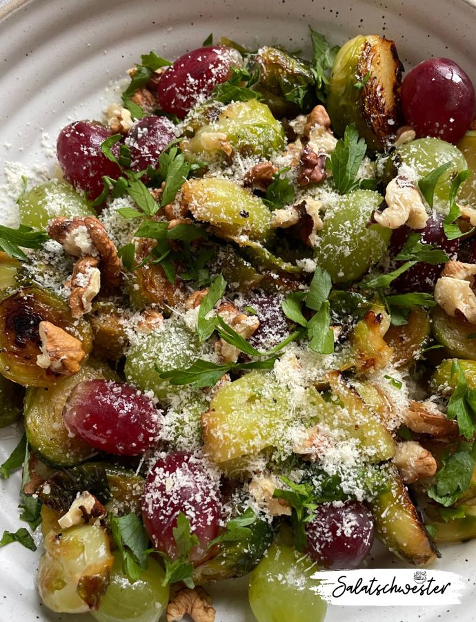 Lust auf einen Wintersalat, der gleichzeitig nahrhaft und schmackhaft ist? Mein Rosenkohl-Salat mit Trauben und Walnüssen ist ein echter Vitamin-Kick und perfekt für die kalte Jahreszeit. Die süß-herben Aromen der Weintrauben harmonieren wunderbar mit dem leicht bitteren Rosenkohl. Einfach, schnell und unglaublich lecker!