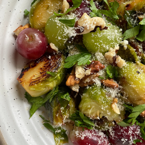 Dieser Herbstsalat vereint die herbstlichen Aromen von geröstetem Rosenkohl, knackigen Walnüssen und süßen Weintrauben in einer unwiderstehlichen Kombination. Ideal, wenn du auf der Suche nach gesunden Salat-Rezepten bist, die sich leicht in den Alltag integrieren lassen. Ein absoluter Favorit für die kühleren Monate!