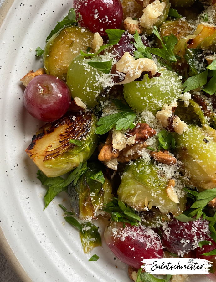 Herbstsalat mit Rosenkohl, Trauben und Walnüssen