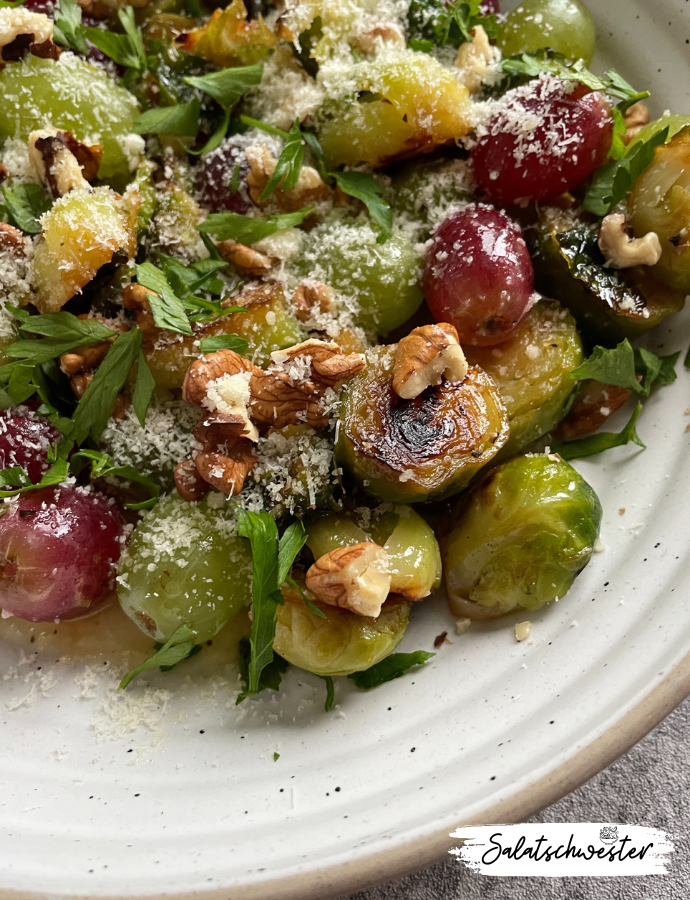 Suchst du nach Salatideen für den Herbst? Dieser Rosenkohl-Salat mit süßen Trauben und knusprigen Walnüssen bringt das Beste der Saison auf deinen Teller. Er ist nicht nur einfach zuzubereiten, sondern auch ein echter Hingucker. Perfekt als Wintersalat oder vegetarisches Gericht für ein festliches Menü!