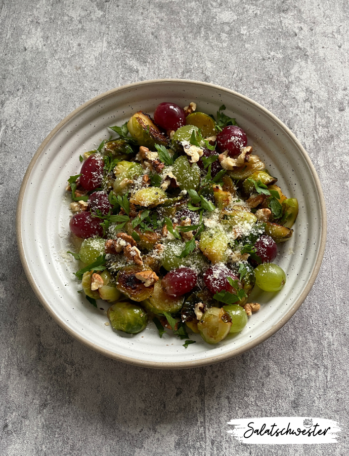 Rosenkohl einmal anders! In diesem einfachen Rosenkohl-Salat werden gerösteter Rosenkohl, saftige Trauben und knackige Walnüsse zu einem köstlichen vegetarischen Herbstsalat kombiniert. Mit seiner Mischung aus Aromen und Texturen eignet sich dieser gesunde Salat perfekt für kalte Tage, wenn du etwas Nahrhaftes und Leckeres suchst.