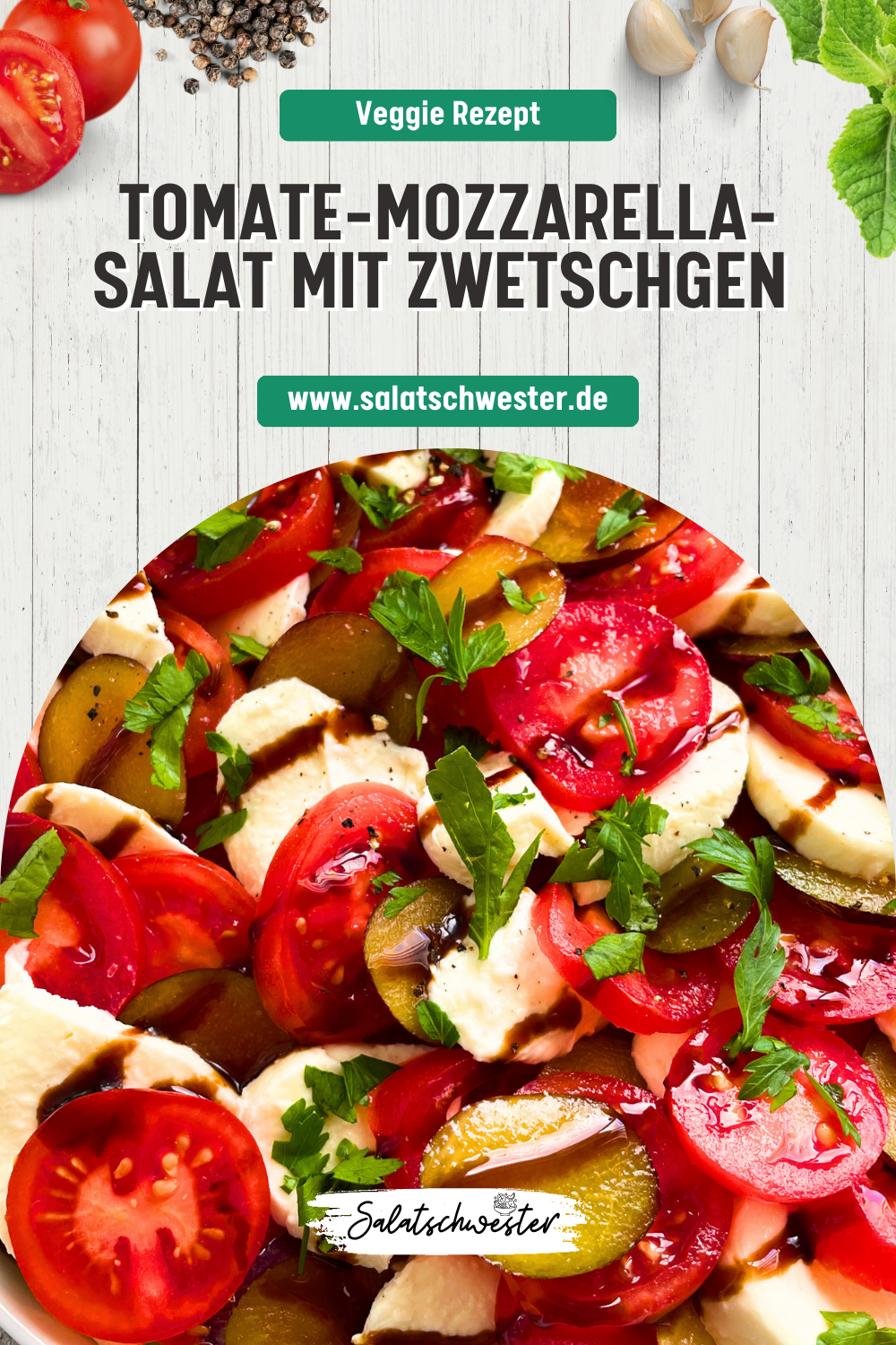 Fruchtig-cremiger Salatgenuss – Ein herbstlicher Tomate-Mozzarella-Salat, verfeinert mit frischen Zwetschgen – die perfekte Kombination aus fruchtiger Süße und cremiger Textur. Ein gesunder, vegetarischer Salat für besondere Anlässe oder als leichter Partysalat auf deiner Salatplatte.