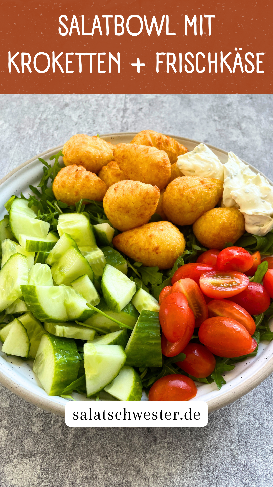 Salatgenuss der anderen Art: In dieser Salatbowl mit Kroketten und Frischkäse trifft frisches Gemüse auf knusprige Kroketten und cremigen Frischkäse. Diese herzhafte Kombination macht das Rezept ideal für alle, die einen schnellen, gesunden Salat mit besonderem Geschmack suchen. Ein sättigendes Salatrezept für jede Jahreszeit, das in wenigen Minuten zubereitet ist.