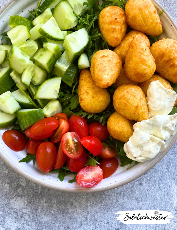 Diese Salatbowl mit Kroketten und Frischkäse ist eine geniale Idee für alle, die sich Abwechslung und Genuss wünschen! Die Kombination aus cremigem Frischkäse und knusprigen Kartoffelkroketten macht diese Salat-Bowl zu einem sättigenden Gericht, das dennoch frisch und leicht bleibt. So gelingt ein gesundes, schnelles Salatrezept, das sich perfekt als herzhafter Abendessen-Salat eignet.