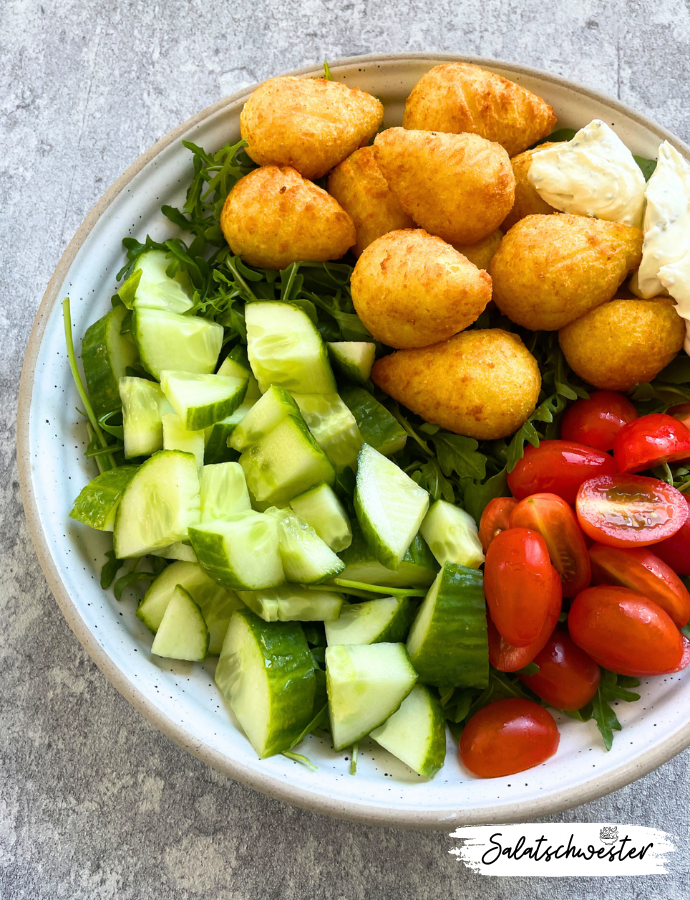 Ein Muss für Fans kreativer Salatrezepte: Diese Salatbowl mit Kroketten und Frischkäse vereint herzhafte und frische Komponenten für einen ganz besonderen Geschmack. Die knusprigen Kroketten bringen Abwechslung in die Bowl und passen ideal zu cremigem Frischkäse und knackigem Gemüse – eine originelle Salatidee für das ganze Jahr!