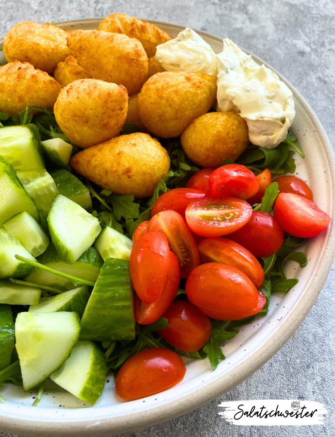 Herzhaft, frisch und voller Genuss – diese Salatbowl mit Kroketten und Frischkäse bringt alles mit, was eine köstliche Bowl ausmacht. Ob als Wintersalat oder Frühlingsbowl, die Kombination aus Kartoffelkroketten und Frischkäse passt zu jeder Jahreszeit und bietet die ideale Mischung aus Leichtigkeit und Genuss für schnelle, gesunde Salatrezepte.