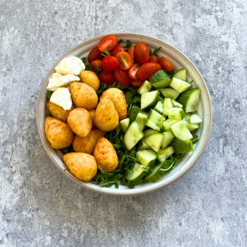 Diese Salatbowl mit Kroketten und Frischkäse ist ein einzigartiges vegetarisches Rezept, das durch seine cremig-knusprige Kombination überzeugt. Ideal als sättigende Salat-Idee für einen gemütlichen Abend, ist dieser Bowl-Salat nicht nur gesund, sondern auch ein echter Hingucker. Perfekt für alle, die mal etwas Neues für ihren Salat-Lieblingsrezept ausprobieren möchten.