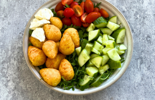 Salatbowl mit Kroketten und Frischkäse