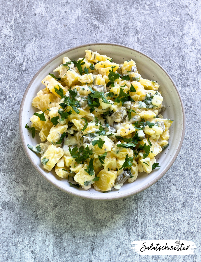 Du suchst nach Salat-Ideen, die nicht nur lecker, sondern auch vegan sind? Dann ist dieser vegane Kartoffelsalat mit Mayo genau richtig für dich! Mit seiner cremigen Textur und frischen Zutaten wie Gurken ist er ein Klassiker unter den Kartoffelsalat-Rezepten – perfekt für die kalte Jahreszeit oder ein schnelles, gesundes Abendessen.