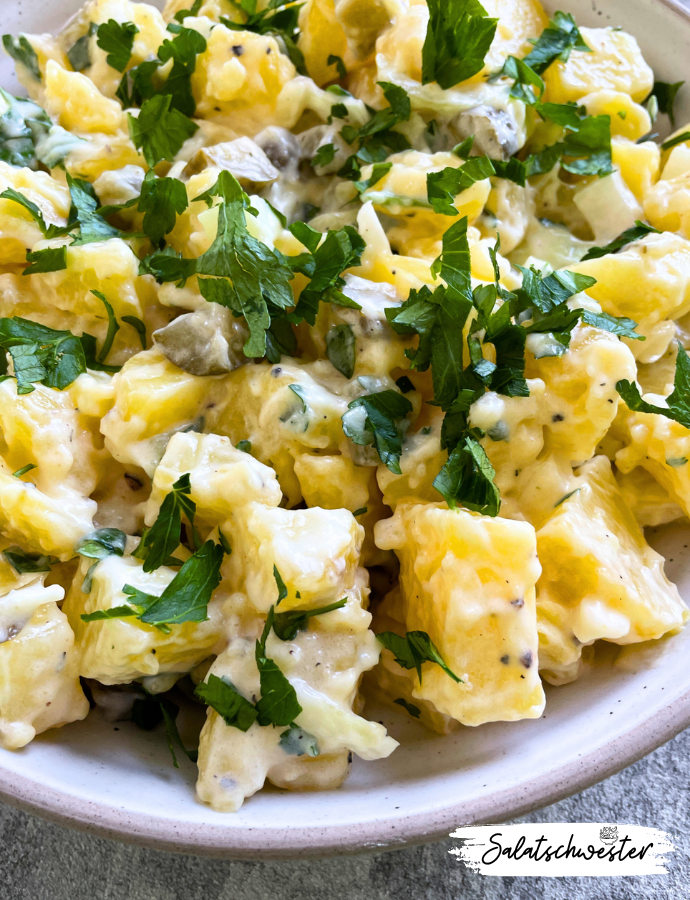 Cremige Mayo, knackige Gurken und perfekt gewürzte Kartoffeln – dieser vegane Kartoffelsalat mit Mayo bietet alles, was du von einem echten Klassiker erwartest. Das Rezept eignet sich sowohl als Herbstsalat oder Wintersalat als auch als Beilage bei Festen oder Familienessen.