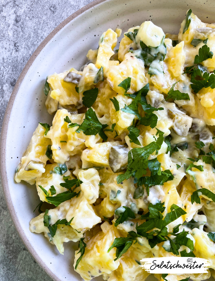 Kartoffelsalat vegan genießen und dabei auf nichts verzichten! Mit diesem Rezept gelingt dir ein klassischer Kartoffelsalat mit Mayo, ganz ohne tierische Produkte. Dank einfacher Zutaten und schneller Zubereitung ist er perfekt für ein gesundes Salat-Rezept und passt zu jedem Anlass.