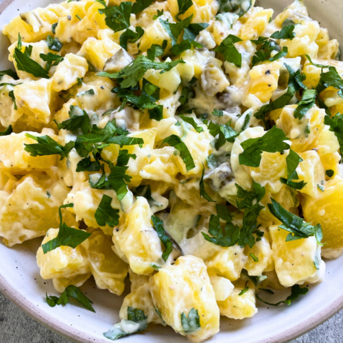 Für Fans von Kartoffelsalat mit Mayo, die sich vegan ernähren, gibt es hier die perfekte Lösung: Dieser Kartoffelsalat überzeugt mit einer cremigen Mayo-Alternative, knackigen Gurken und herrlicher Würze. Ein leckeres Salat-Rezept für den Alltag oder als Beilage bei jedem Grillabend!