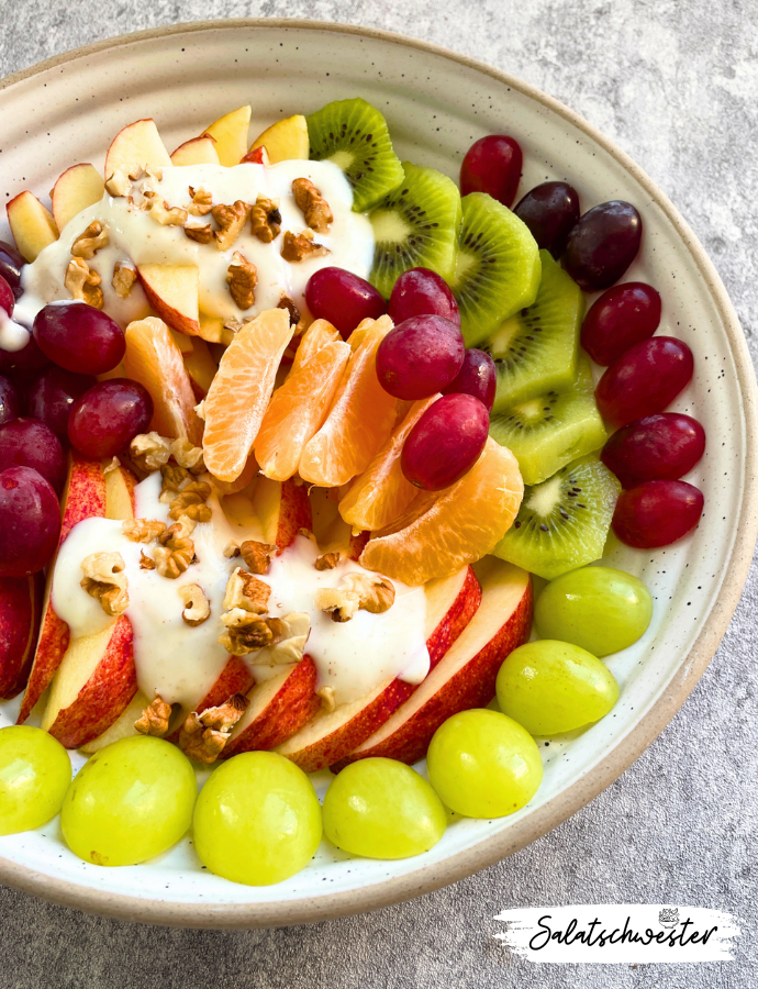 Gesunder Genuss im Winter: Frisches Obst mit einem Hauch Zimt im Joghurt – dieser Obstsalat ist die ideale Wahl für alle, die sich nach einem gesunden, süßen Nachtisch sehnen. Mit seinen Zutaten wie Weintrauben, Orangen und einem winterlichen Zimt-Dressing ist der Obstsalat eine wunderbare Ergänzung zu den klassischen Wintersalat-Rezepten.