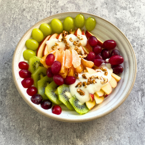 Winterlicher Fruchtgenuss mit Zimt-Aroma: Wer nach neuen Salatideen sucht, wird diesen Obstsalat lieben. Mit Zutaten wie Apfel, Kiwi und Weintrauben ist er nicht nur gesund, sondern bringt mit Zimt-Dressing das gewisse Extra auf den Tisch – ideal für gesunde Dessert-Rezepte an kalten Tagen.