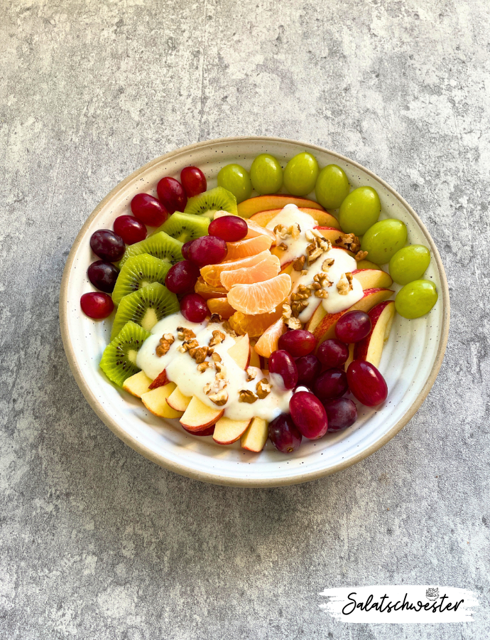 Fruchtige Vielfalt mit weihnachtlichem Flair: Dieser Obstsalat vereint winterliche Aromen mit frischen Früchten und einem cremigen Zimt-Joghurtdressing. Das Rezept ist unkompliziert, schnell und ein Highlight unter den Obstsalat-Rezepten für den Winter. Ein Genuss, der gleichzeitig als gesunder Nachtisch und festliches Dessert überzeugt.