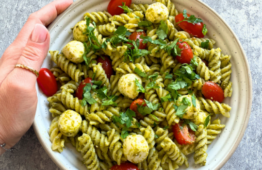 Einfacher Pesto-Nudelsalat mit Tomaten und Mozzarella 🍝🌿