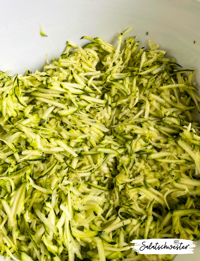 Veganes Salatrezept mit roher Zucchini, Essig, Öl und Bohnenkraut. Schnell zubereitet und perfekt für leichte Mahlzeiten im Sommer.