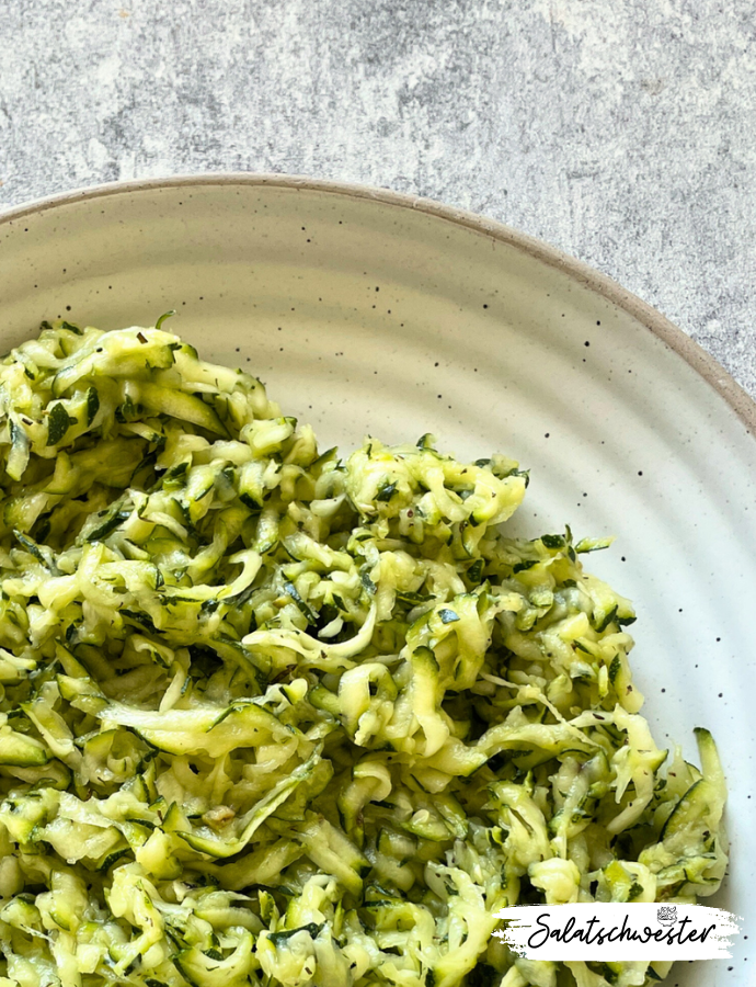 Zucchinisalat ohne Mayo: Ein schnelles, veganes Rezept mit Essig, Öl und frischen Kräutern. Ideal als gesunde Beilage oder erfrischender Snack.