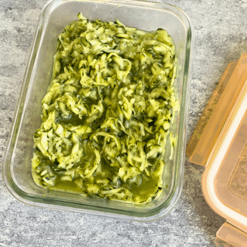 Einfacher, frischer Zucchinisalat mit Essig und Öl – perfekt als leichte Beilage oder schneller Sommersalat. Vegan, zuckerarm und in Minuten zubereitet.