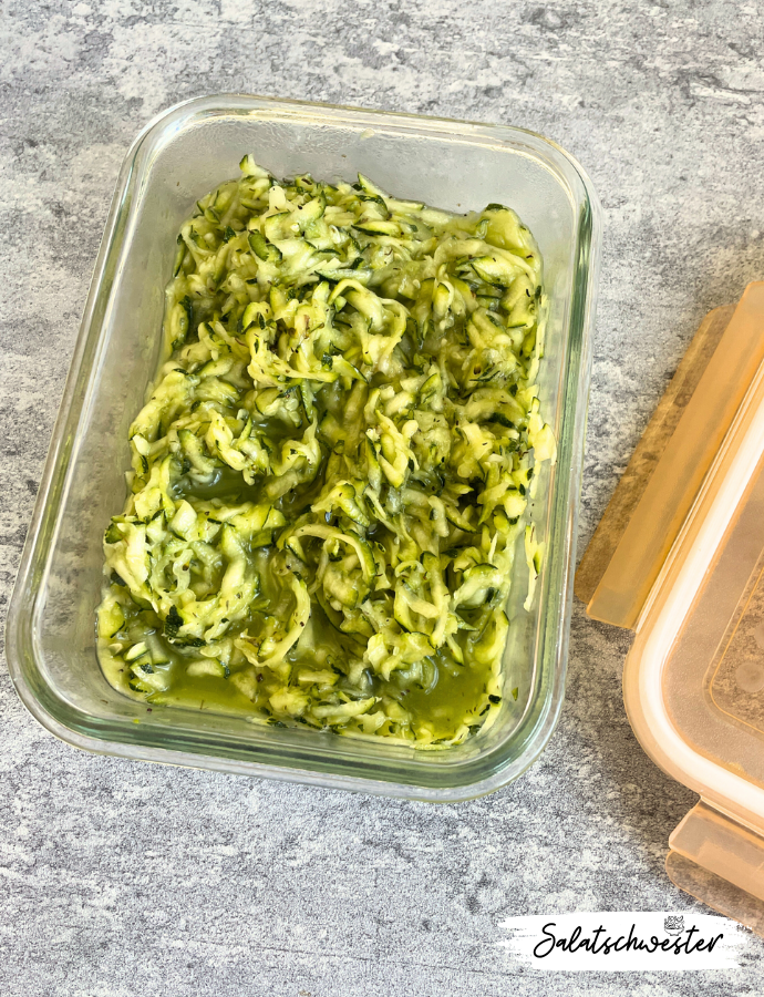 Zucchinisalat mit Apfelessig und Bohnenkraut