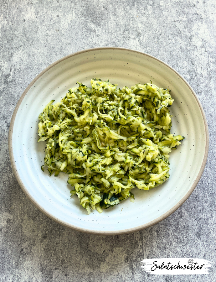 Zucchinisalat mit Apfelessig, Öl und Bohnenkraut – ein aromatischer, gesunder Salat für Grillabende, Mittagspausen oder als kalorienarme Beilage.