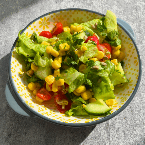 Schneller Salat mit Mais und Tomaten an Agave-Senf-Dressing: Ein frisches, veganes Rezept mit Eisbergsalat, Gurke und einem süß-würzigen Dressing. Ideal für den Sommer!