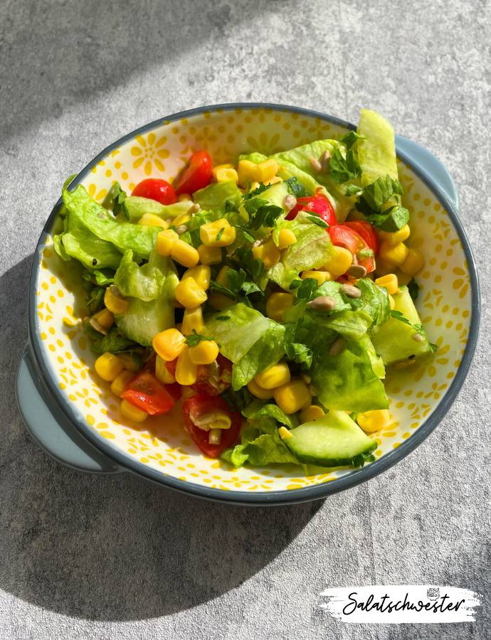 Frischer Salat mit Mais und Tomaten an hausgemachtem Agave-Senf-Dressing