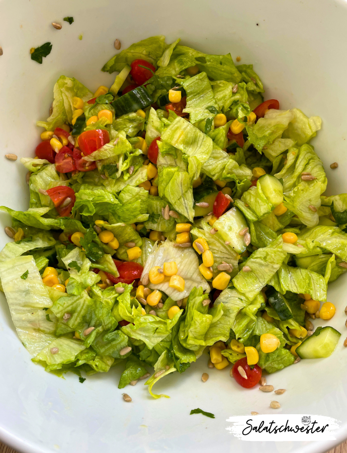 Du suchst ein einfaches, veganes Salatrezept? Probiere diesen Salat mit Mais und Tomaten an Agave-Senf-Dressing – perfekt als leichte Mahlzeit oder Beilage.