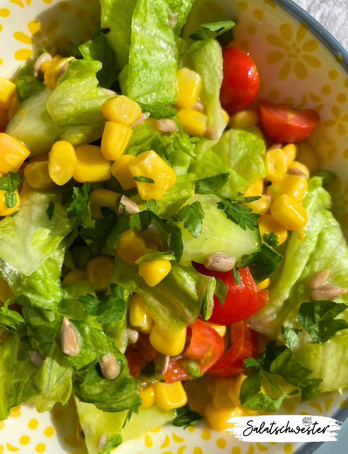 Frischer Salat mit Mais, Tomaten und einem leckeren Agave-Senf-Dressing: schnell gemacht, vegan und ideal für heiße Tage oder gesunde Lunch-Ideen.