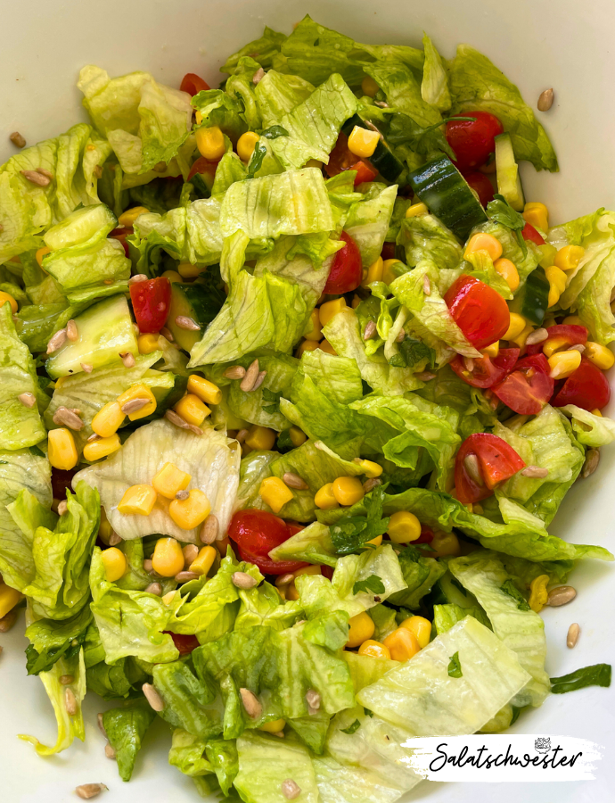 Dieser Salat mit Mais und Tomaten an Agave-Senf-Dressing bringt Frische auf den Tisch. Ideal für alle, die einfache, vegane Salate lieben.