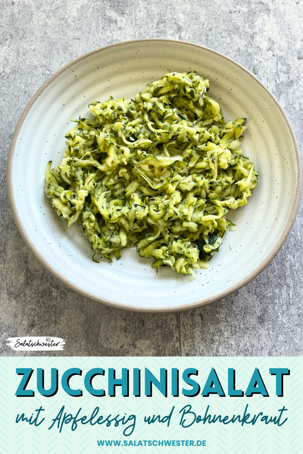 Zucchinisalat mit Apfelessig – gesund, einfach und voller Geschmack. Eine tolle Beilage für Grillgerichte oder als leichtes Abendessen.
