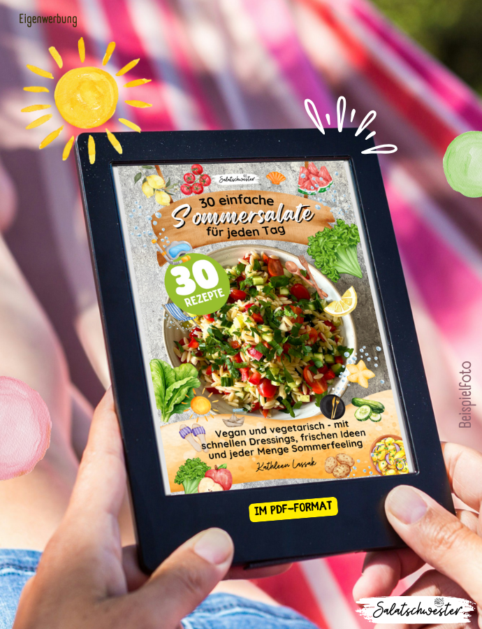 Einfacher Sommersalat mit veganem Dressing und saisonalem Gemüse auf einem Holztisch serviert.