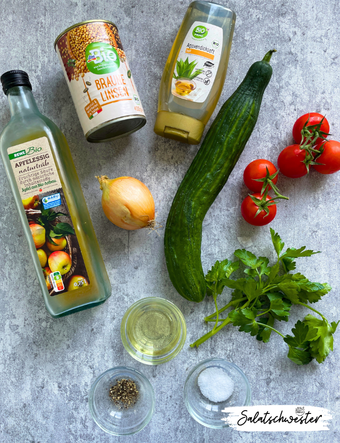 Ein Linsensalat ist die perfekte Wahl für alle, die sich gesund und pflanzlich ernähren möchten, ohne viel Zeit in der Küche zu verbringen. Die Kombination aus knackigem Gemüse und sättigenden Linsen macht ihn ideal für sommerliche Picknicks, Grillabende oder einfach als leichte Mahlzeit zwischendurch.