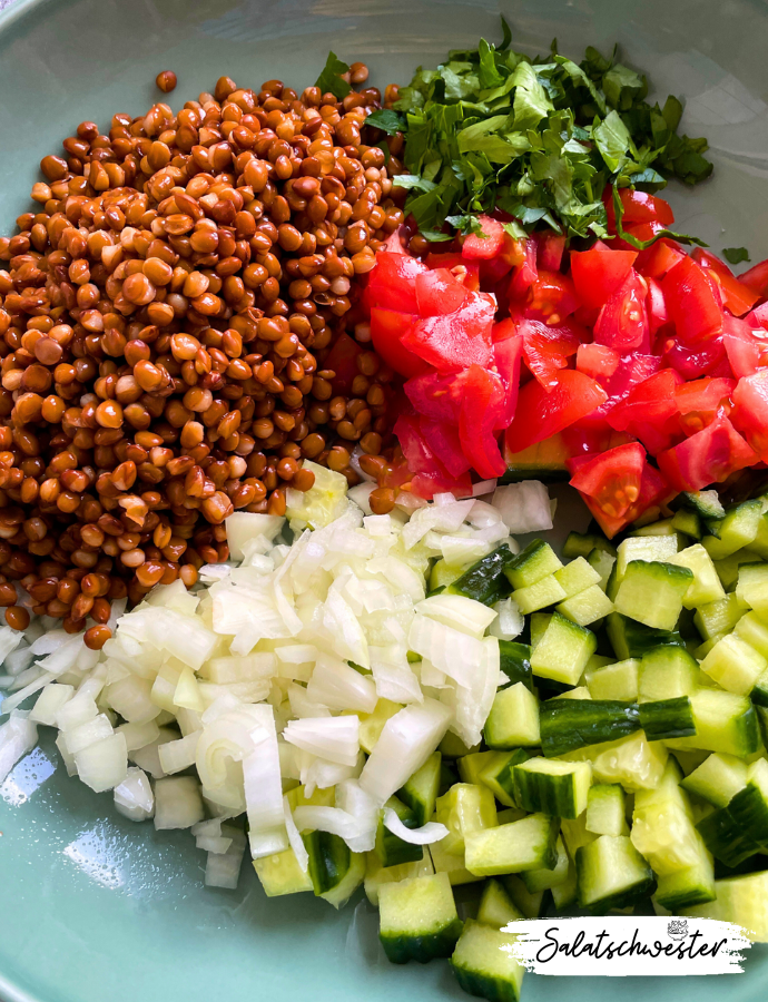 Linsensalat ist eine wahre Geschmacksexplosion und gleichzeitig eine nährstoffreiche Alternative zu herkömmlichen Salaten. Die proteinreichen Hülsenfrüchte sorgen für eine langanhaltende Sättigung, während frische Kräuter und ein hausgemachtes Dressing den Salat besonders lecker machen. Probiere dieses einfache Rezept aus und überzeuge dich selbst.