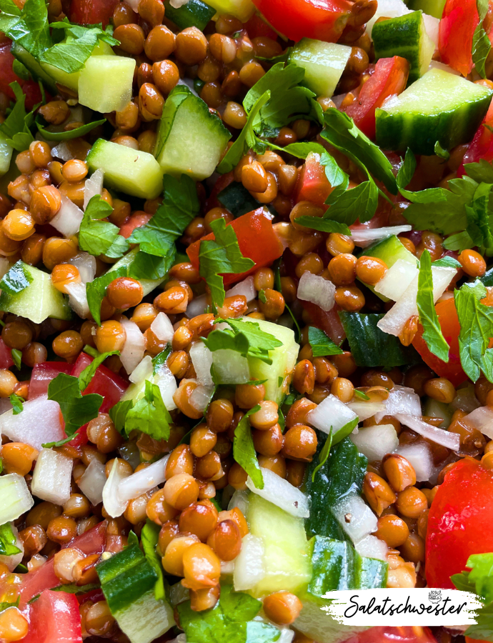 Wer auf der Suche nach einem schnellen, gesunden und veganen Gericht ist, wird Linsensalat lieben. Dieses Gericht lässt sich leicht vorbereiten, schmeckt kalt oder bei Zimmertemperatur und ist damit ein echter Allrounder für jede Jahreszeit – egal ob als Mittagessen, Beilage oder Party-Snack.