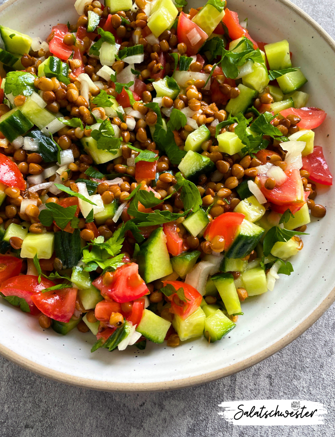 Linsensalat ist mehr als nur ein einfacher Salat – er ist eine vollwertige Mahlzeit, die besonders gut in eine ausgewogene Ernährung passt. Die Kombination aus frischem Gemüse, aromatischen Kräutern und einem würzigen Dressing macht ihn zu einem Lieblingsrezept für alle, die Genuss und Gesundheit verbinden wollen.