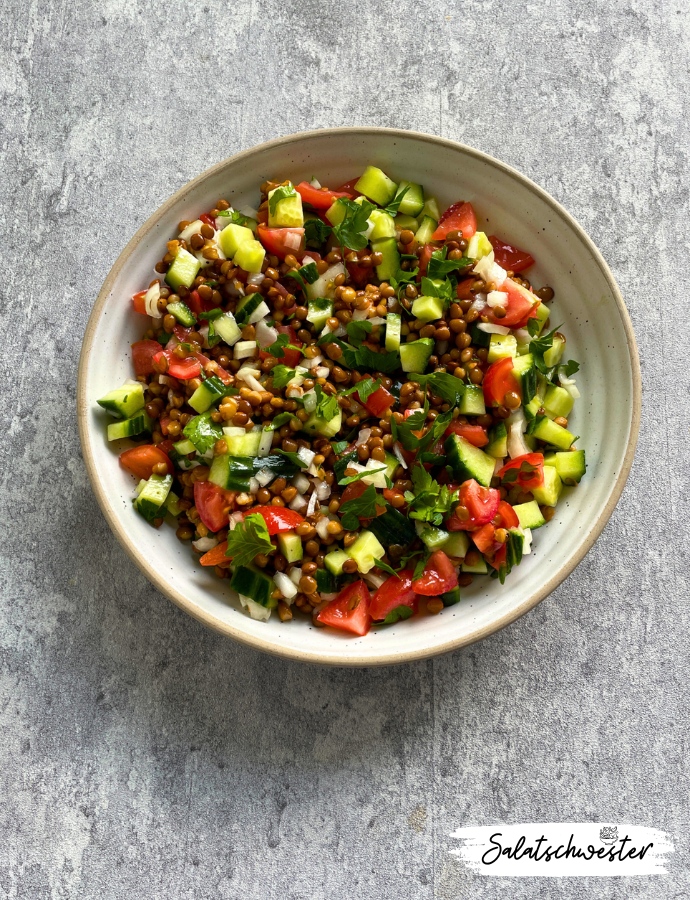 Mit einem Linsensalat hast du im Handumdrehen ein gesundes, veganes Gericht auf dem Tisch, das nicht nur lecker, sondern auch nährstoffreich ist. Besonders an heißen Tagen oder wenn es schnell gehen soll, ist dieser Salat eine tolle Wahl, die dich mit Energie versorgt und den Körper erfrischt.