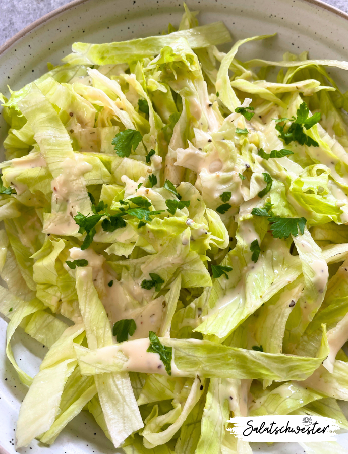 Knackiger Eisbergsalat mit cremigem, veganem Joghurt-Knoblauch-Dressing und frischer Petersilie – ein einfaches und schnelles Rezept.