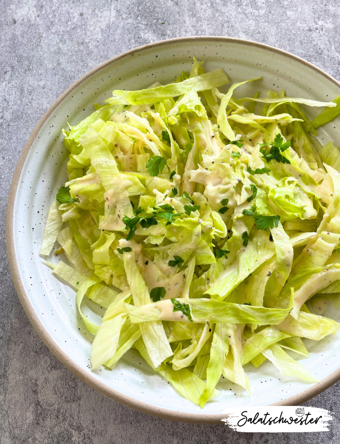 Frischer Eisbergsalat mit veganem Joghurt-Knoblauch-Dressing – einfach, würzig und perfekt für jeden Tag
