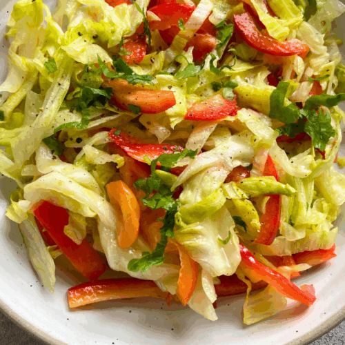 Leichter Paprika-Eisbergsalat mit Petersilie und cremigem Dressing – ideal für Grillabende oder als Mittagessen.