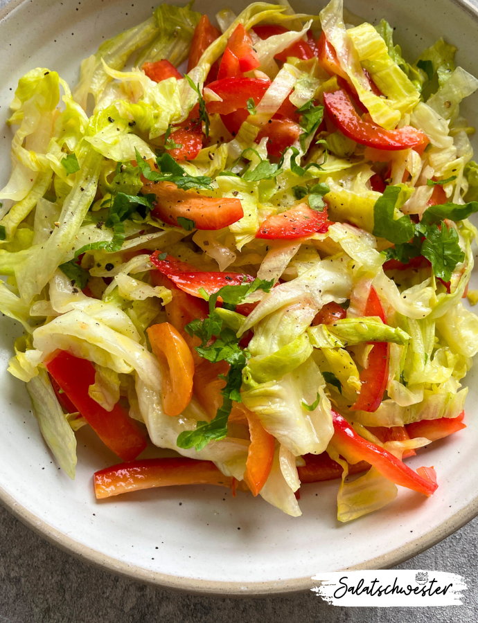 Paprika-Eisbergsalat mit Senfdressing – Frisch, würzig und blitzschnell gemacht