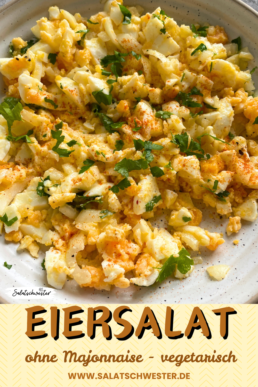 Vegetarischer Eiersalat mit Zwiebeln und Öl mit Petersilie dekoriert und auf Brot serviert