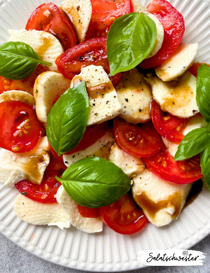 Tomate-Mozzarella mit Granatapfelsirup und Basilikum