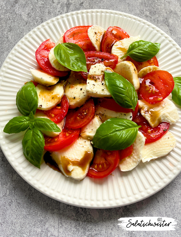Tomate-Mozzarella-Salat mit Granatapfelsirup und Basilikum