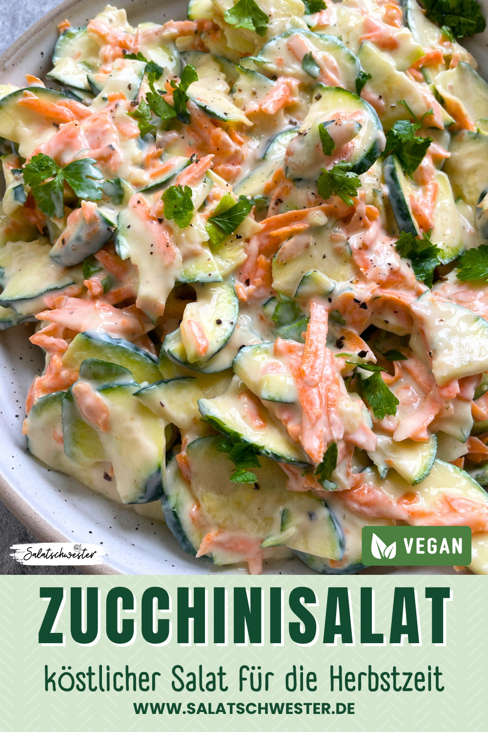 Bunter Gemüsesalat mit Zucchini, Karotten und einem cremigen Joghurtdressing – schnell gemacht und vegan.