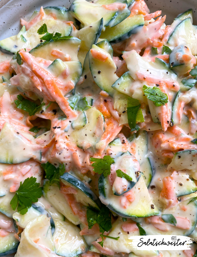 Angerichteter Zucchini-Karotten-Salat mit Joghurtdressing – ideal für Grillabende und leichte Mahlzeiten.