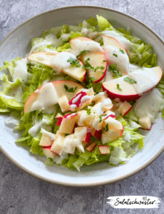 Eisbergsalat mit Apfel und Joghurtdressing, dekorativ angerichtet und servierbereit – ein schneller, gesunder Salat für Büro, Grillabend oder Buffet.