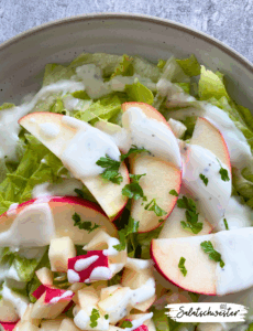 Knackiger Eisbergsalat mit Apfel und Joghurtdressing, serviert als gesunder Beilagensalat – perfekt für Frühling, Sommer und Meal Prep.