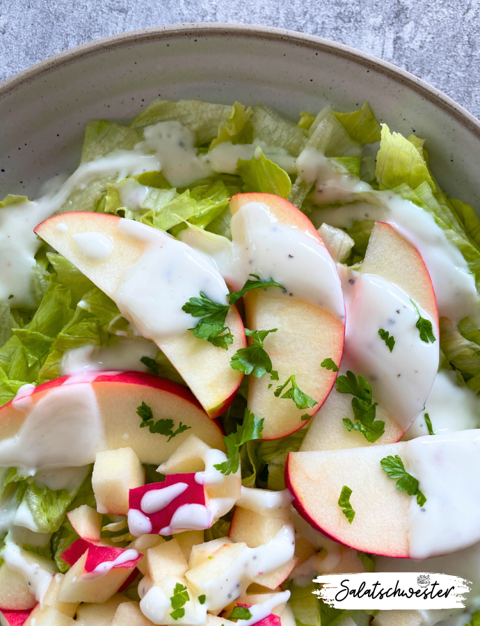 Knackiger Eisbergsalat mit Apfel und Joghurtdressing, serviert als gesunder Beilagensalat – perfekt für Frühling, Sommer und Meal Prep.