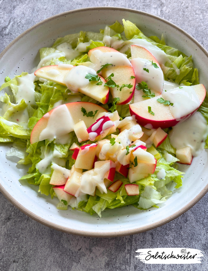 Eisbergsalat mit Apfel und Joghurtdressing, dekorativ angerichtet und servierbereit – ein schneller, gesunder Salat für Büro, Grillabend oder Buffet.